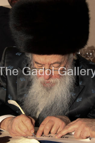Rav Yakov Perlow - Novominsker Rebbe - הרב יעקב פרלוב (Sefer Torah)
