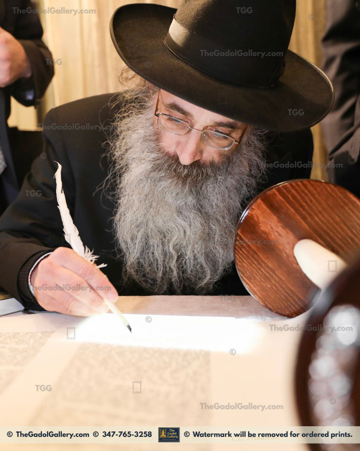 Rav Aryeh Berenstein 2 - רב ארי' ברנשטיין Writing in Sefer Torah