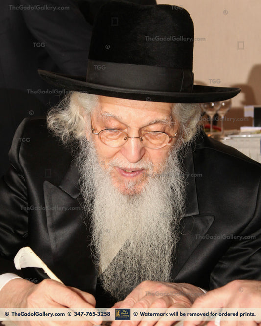 Rav Ahron Shechter - Writing in Torah  - רב אהרן משה שכטר